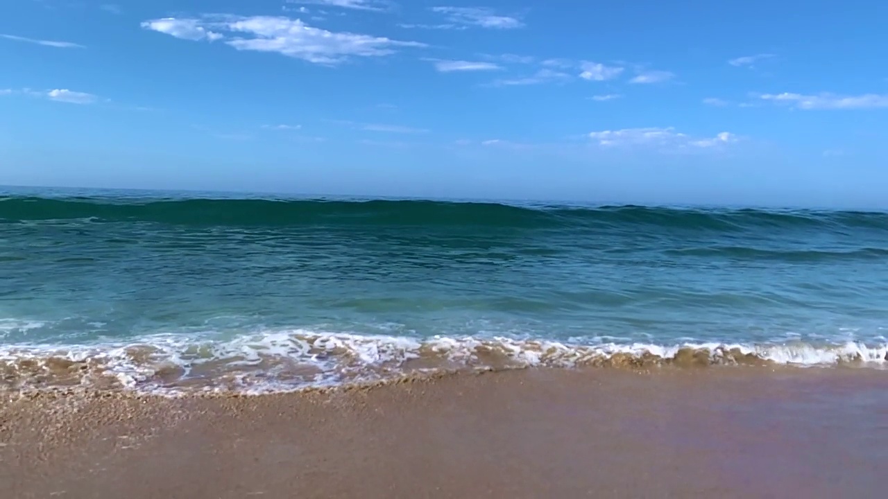 海浪拍打着沙滩视频下载