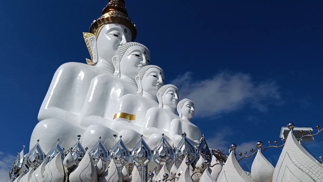 泰国碧差汶省碧差汶寺，美丽的白色大佛映衬着蓝天白云视频素材