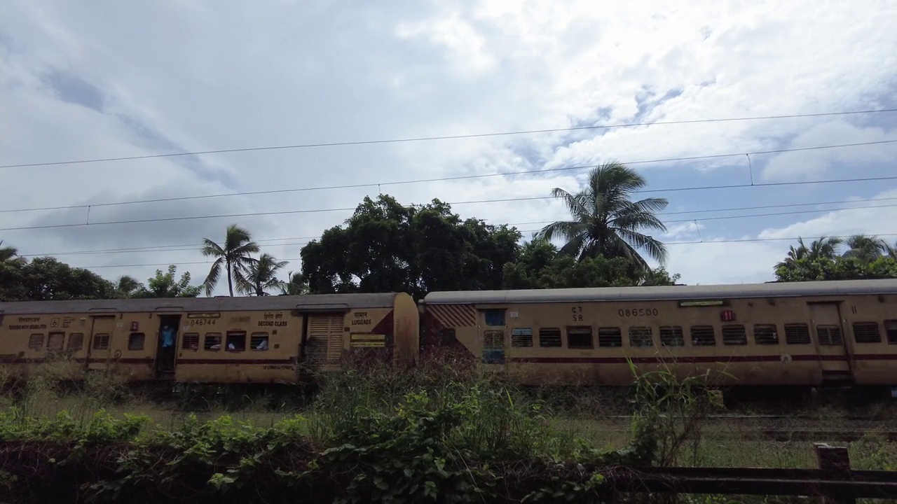 印度喀拉拉邦Thiruvananthapuram，火车经过视频素材