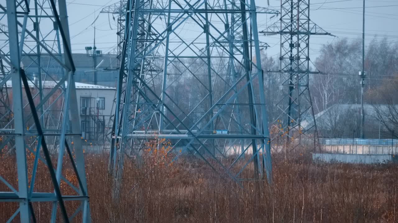 在野外，大量的高压电线顶着蓝天视频素材