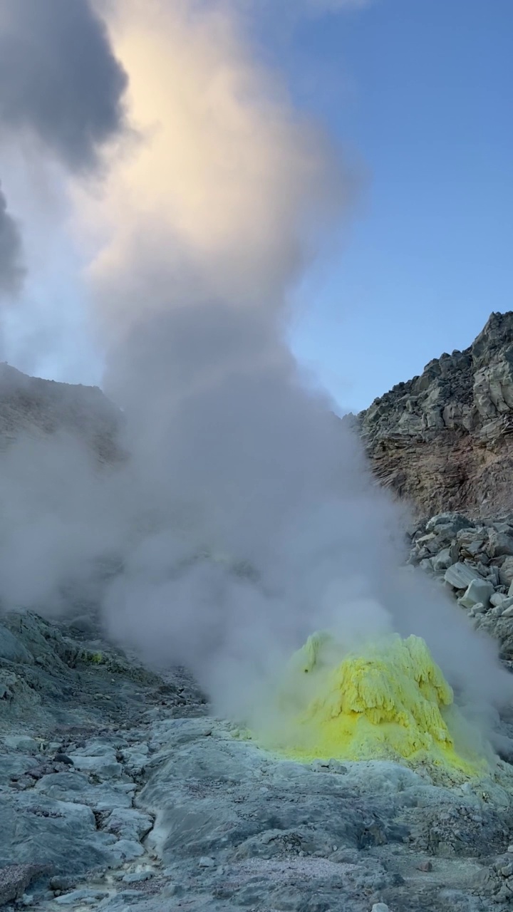 活火山上硫磺罐冒出的蒸汽云视频素材