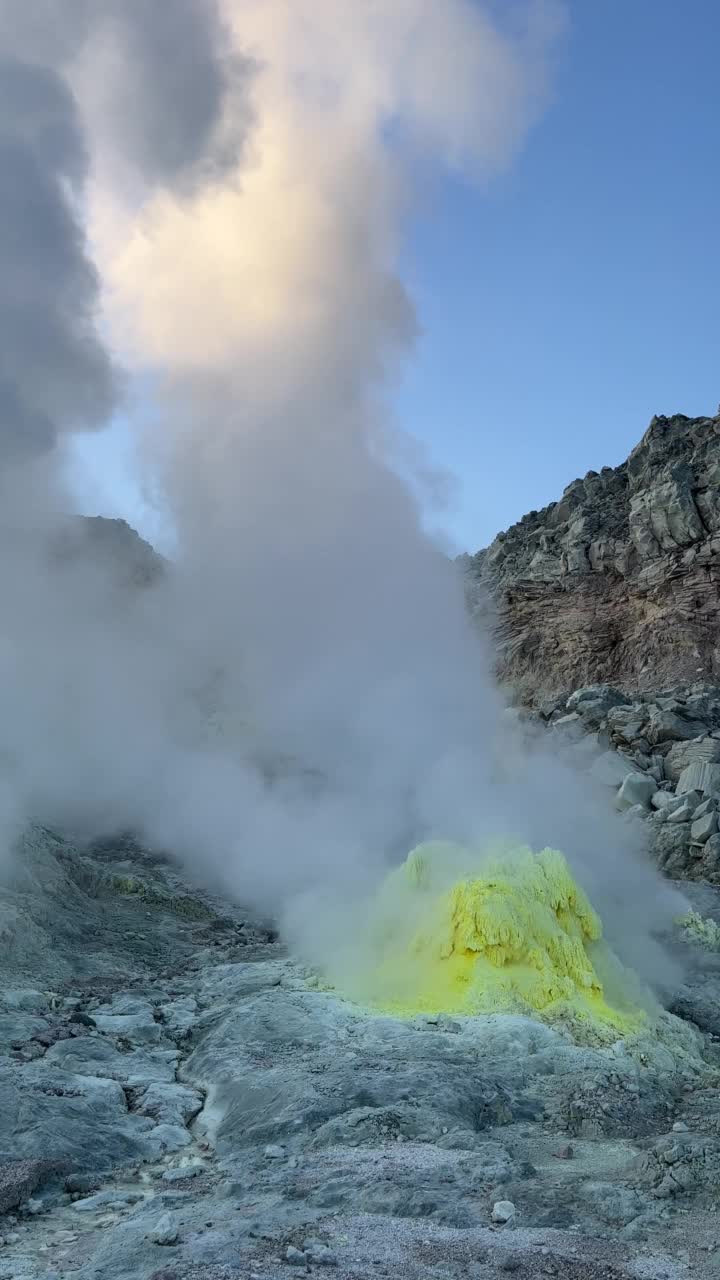 活火山上硫磺罐冒出的蒸汽云视频素材