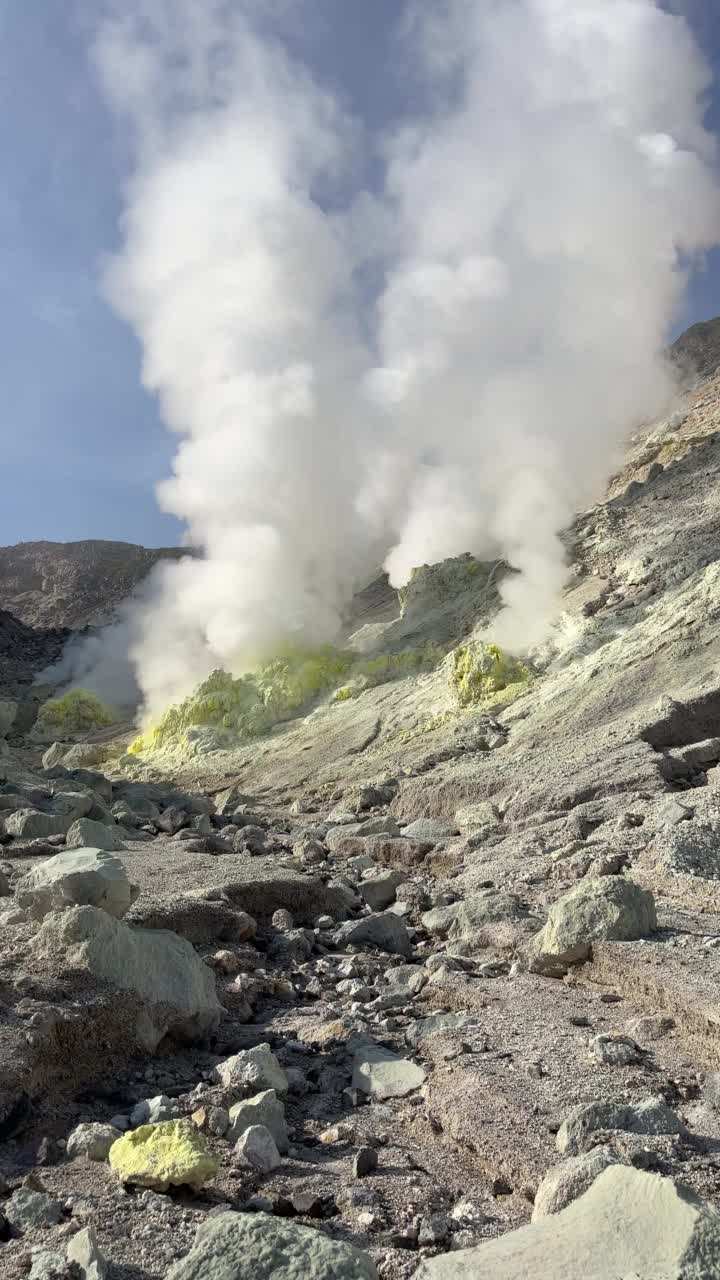 从活火山的喷气孔中升起的蒸汽云视频素材