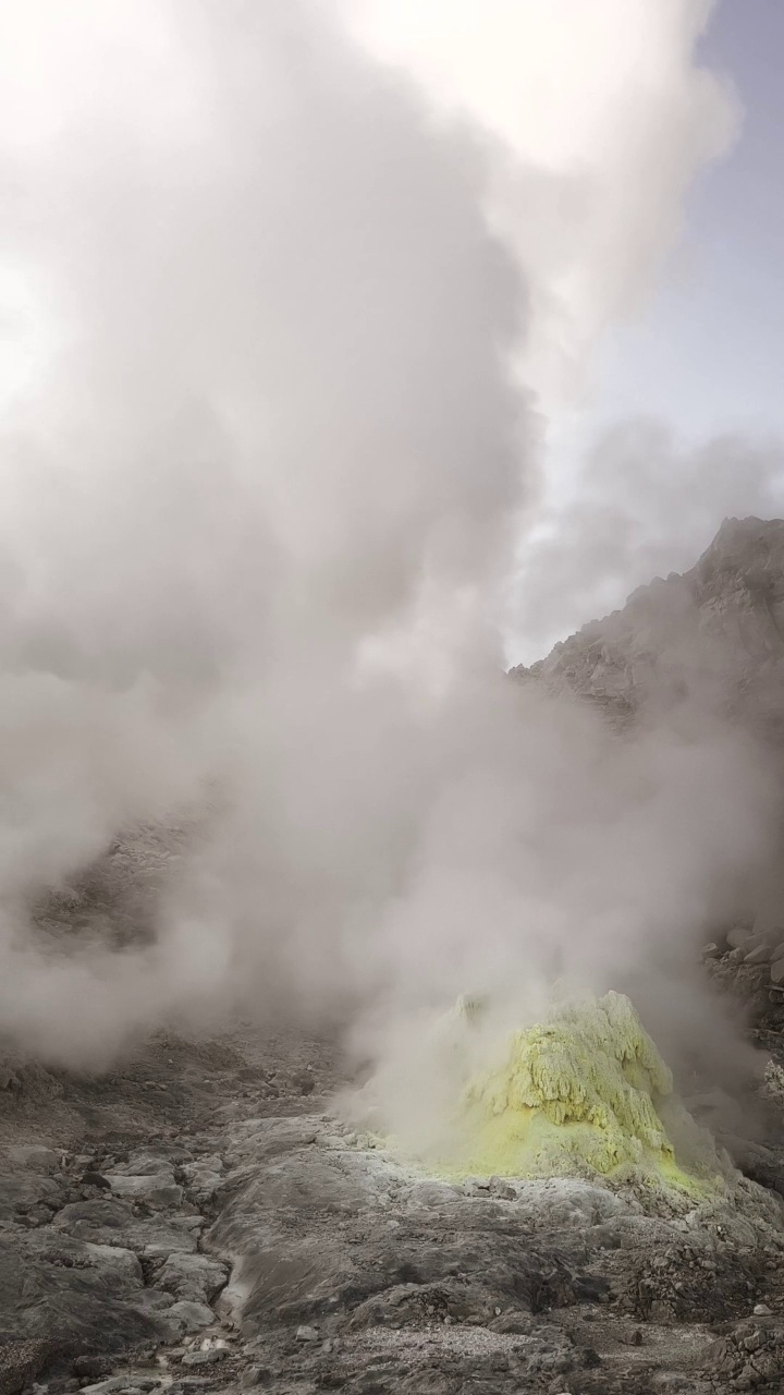 从活火山升起的背光蒸汽云视频素材