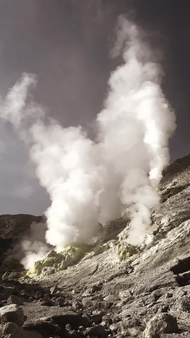 从活火山的喷气孔中升起的蒸汽云视频素材