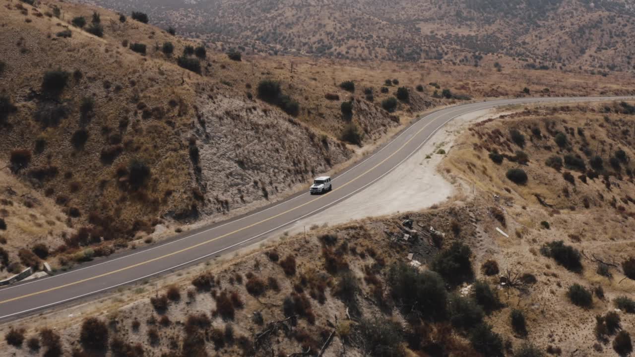 航拍的一辆在山区公路上超速行驶的汽车视频素材