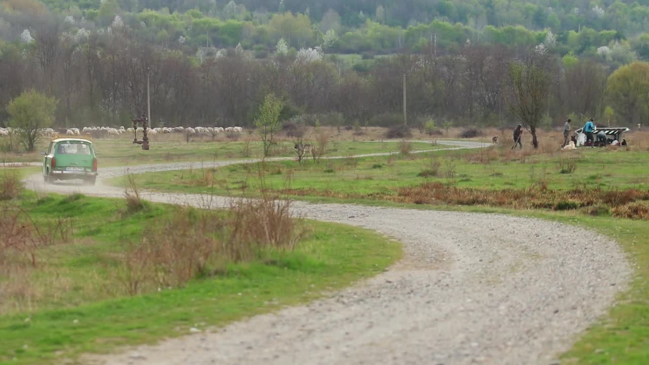 乡村公路上的一辆旧汽车视频素材