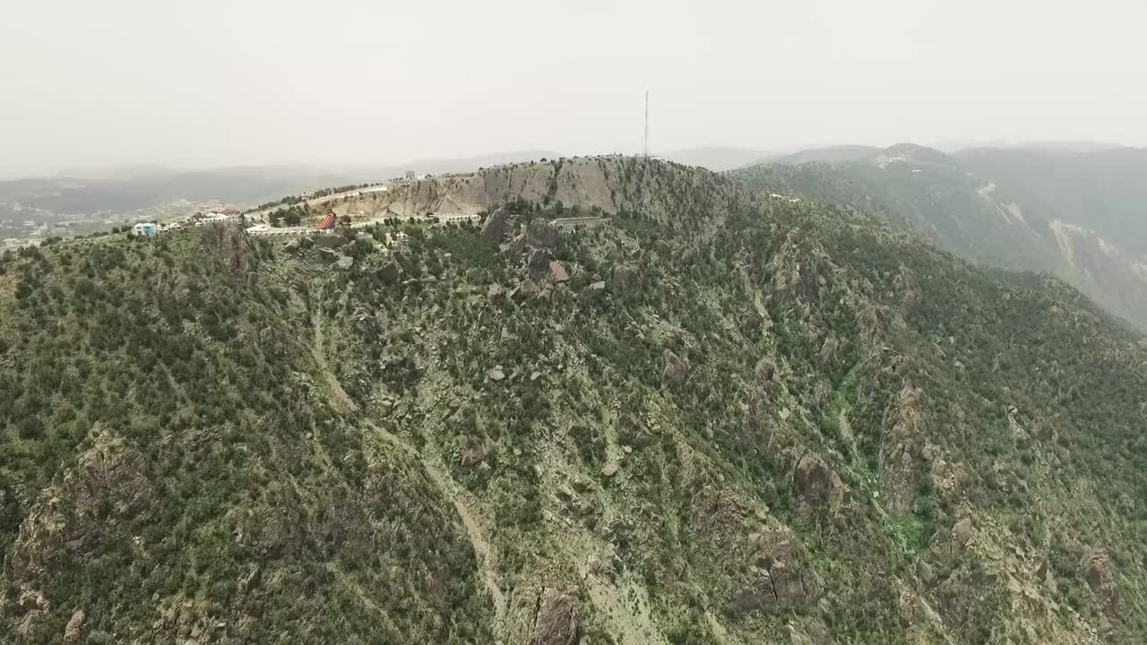 迷人的无人机俯瞰美丽的山谷，塔和沙特阿拉伯北部的城市视频素材