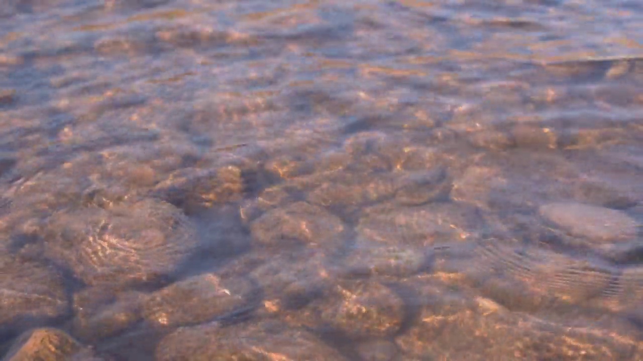 美丽的河流，清澈的水流在岩石上视频素材