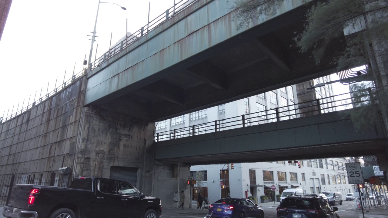 布鲁克林高地的布鲁克林皇后高速公路(“BQE”)视频素材