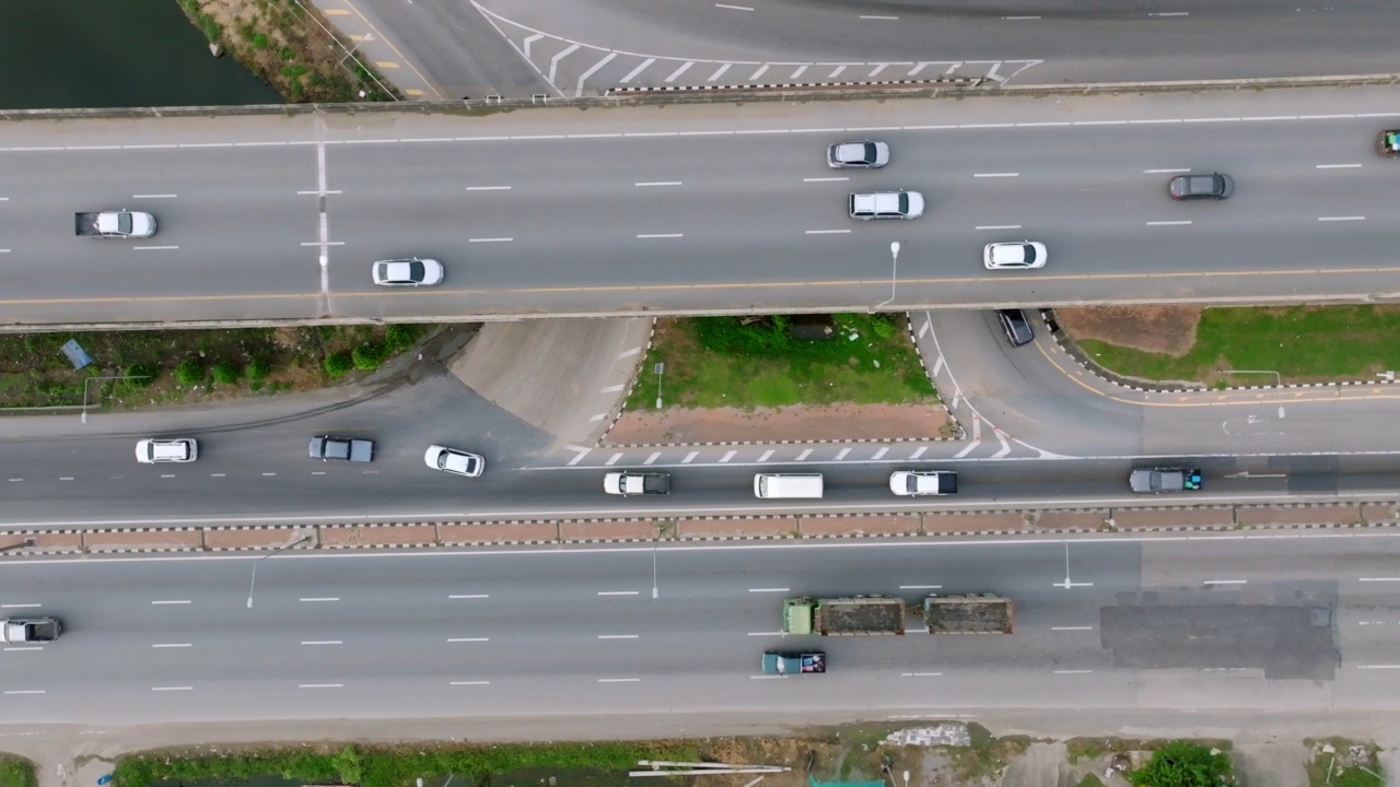 一架无人机在一个大型道路建筑工地上空飞行。泰国Nakhon Pathom高速公路视频下载