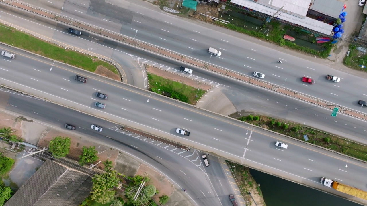 一架无人机在一个大型道路建筑工地上空飞行。泰国Nakhon Pathom高速公路视频素材