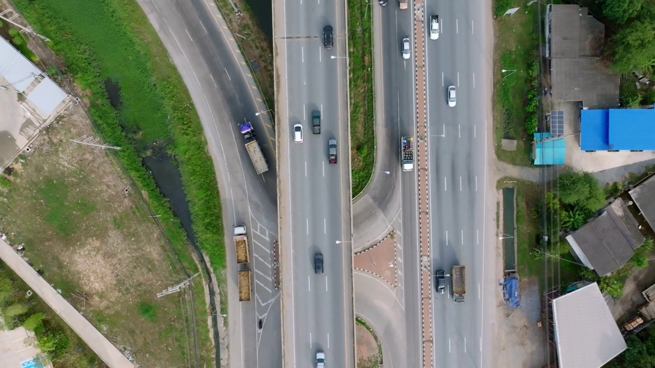 一架无人机在一个大型道路建筑工地上空飞行。泰国Nakhon Pathom高速公路视频素材