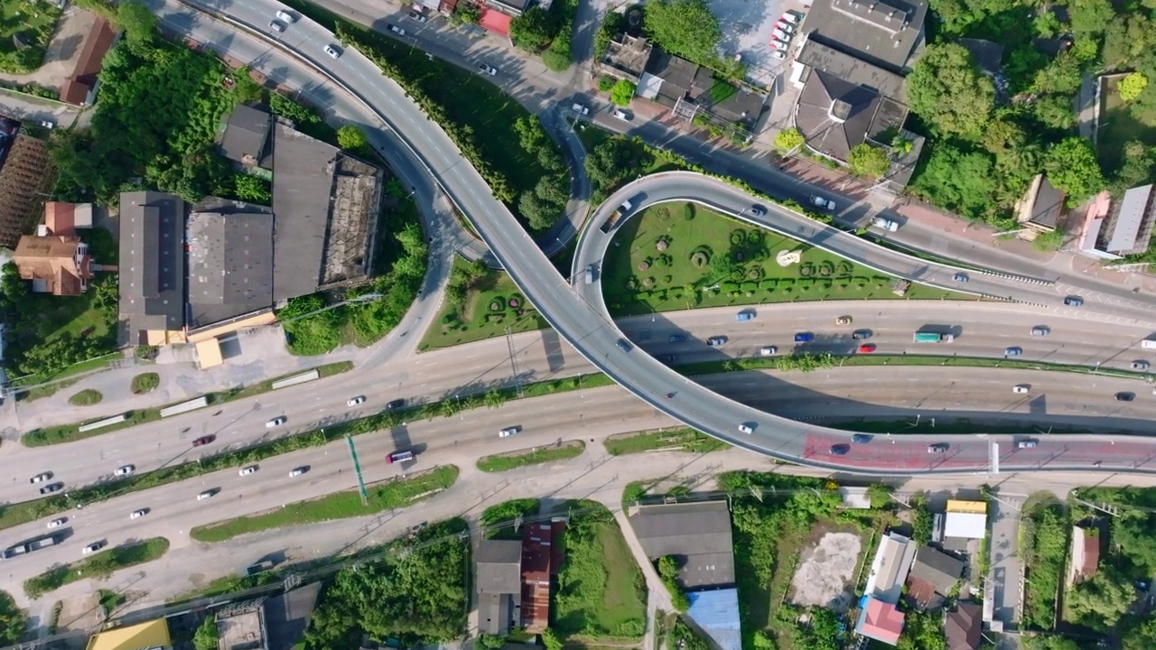 一架无人机在一个大型道路建筑工地上空飞行。泰国Nakhon Pathom高速公路视频素材