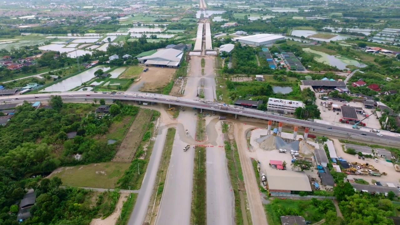 环城公路鸟瞰图，路上行驶着许多汽车。泰国那空悲悲高速公路交通十字路口视频下载