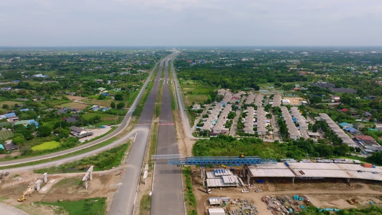 环城公路鸟瞰图，路上行驶着许多汽车。泰国那空悲悲高速公路交通十字路口视频下载