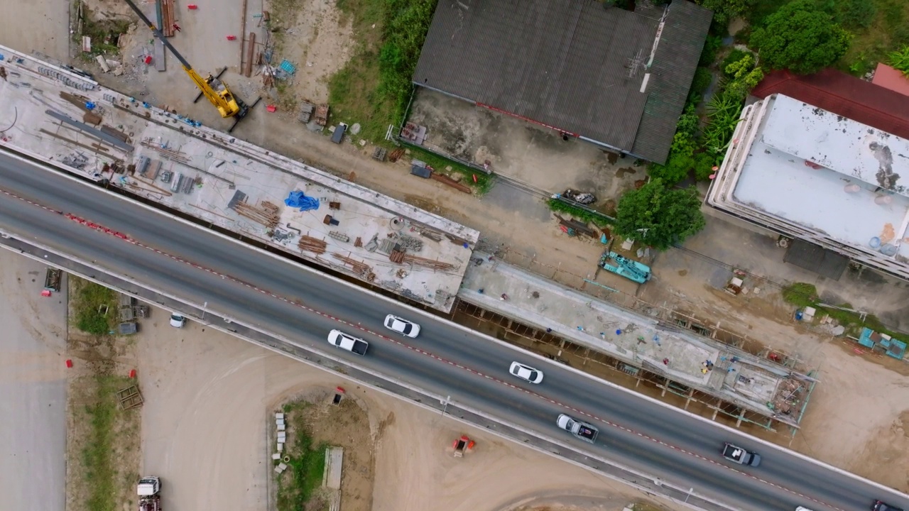 环城公路鸟瞰图，路上行驶着许多汽车。泰国那空悲悲高速公路交通十字路口视频素材