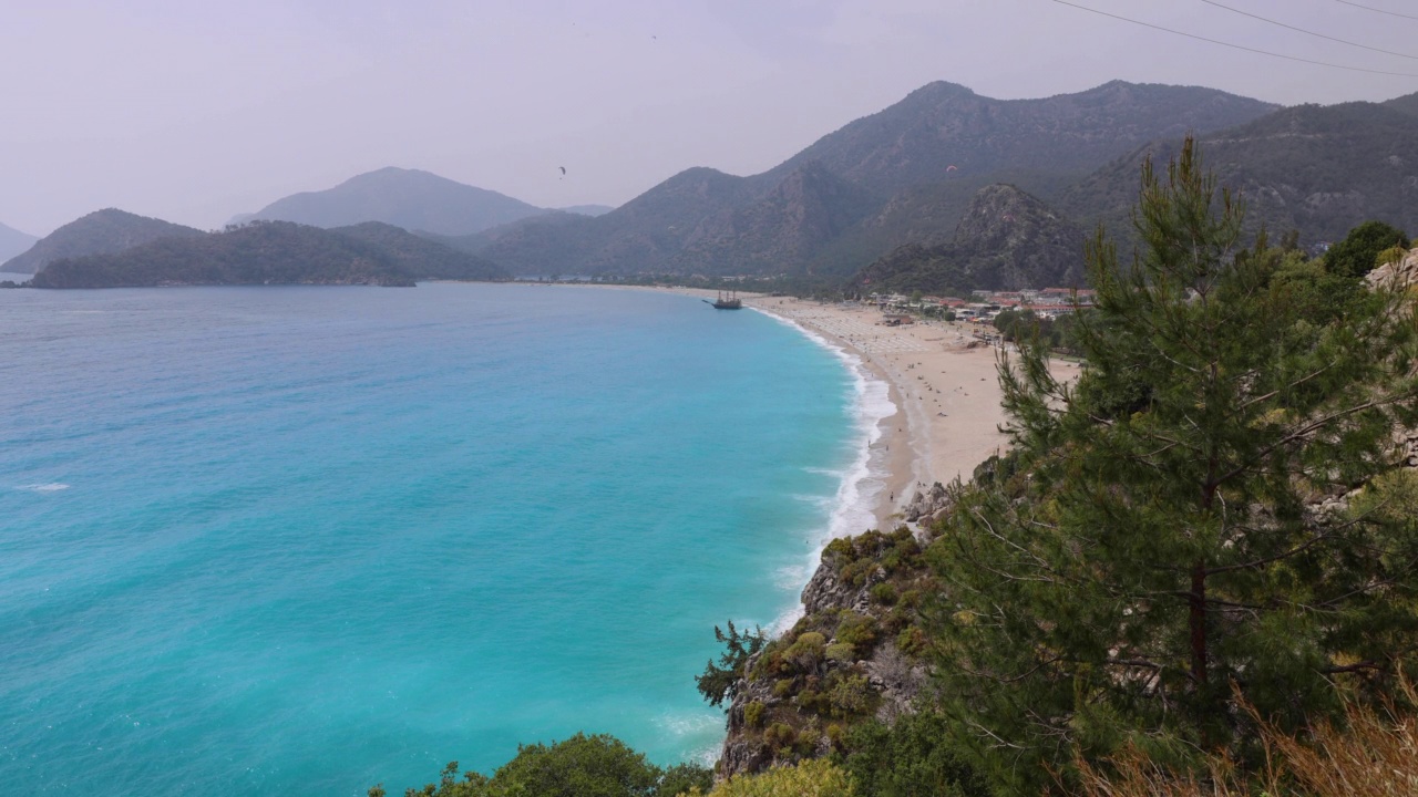 土耳其Oludeniz海滩的风景，碧海和青山视频素材