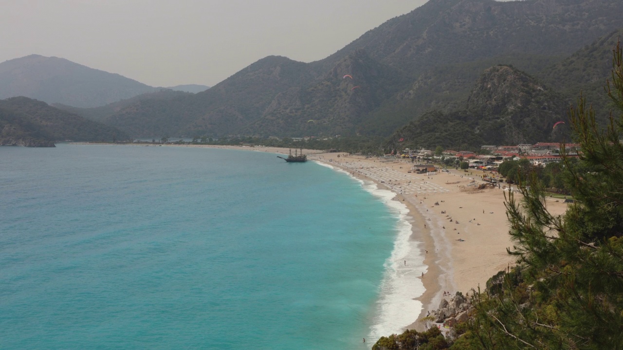 土耳其Oludeniz海滩的风景，碧海和青山视频素材