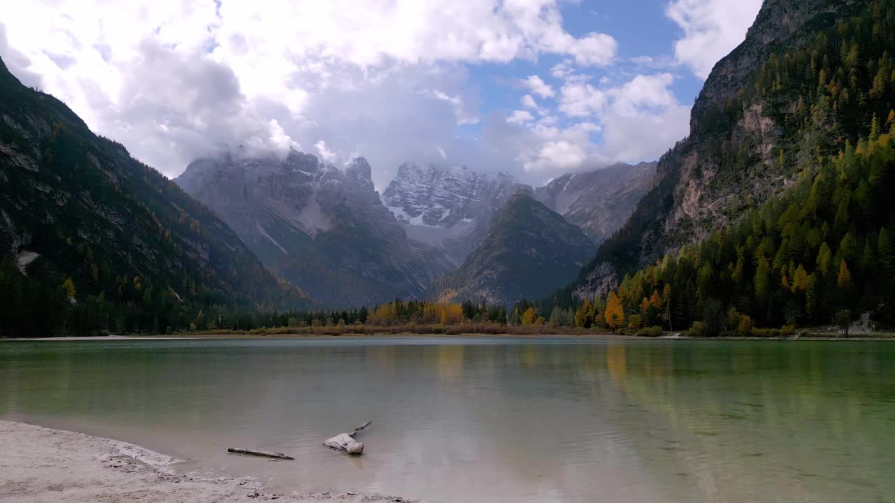 Dürrensee (Lago di Landro) in Höhlensteintal Valley (Val di Landro) and Cristallo Mountain Massif视频素材