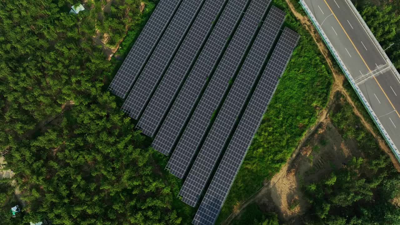 太阳能电池板的鸟瞰图视频素材