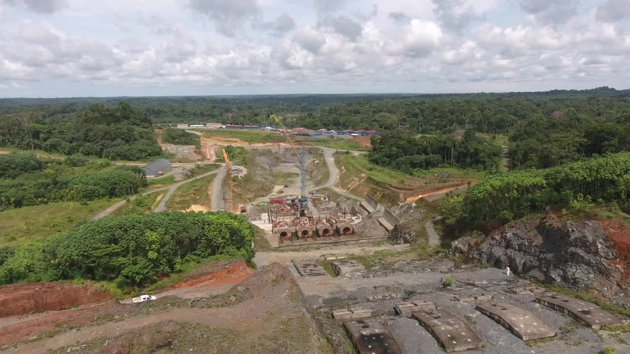 鸟瞰图。飞越雨林中的工业区。在非洲热带丛林中建造水力发电厂。赤道几内亚，非洲。视频素材