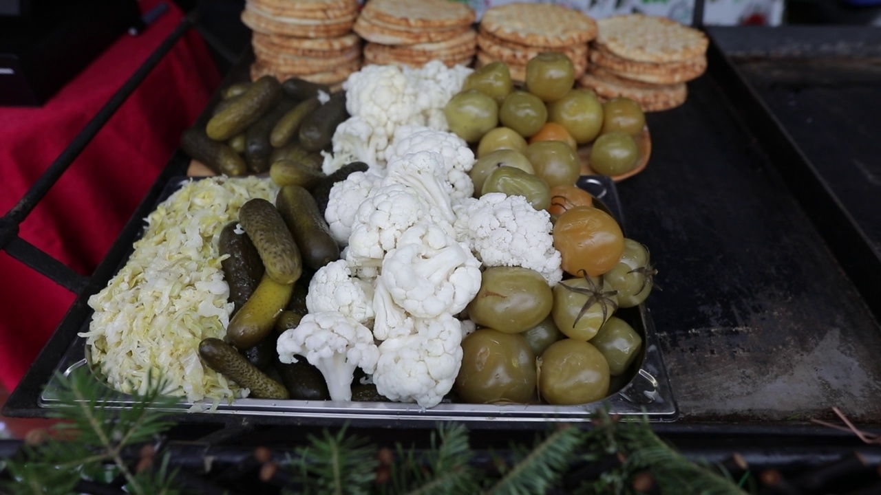 在罗马尼亚的一个欧洲农贸市场，手持镜头拍摄着腌菜(黄瓜、花椰菜)。视频素材