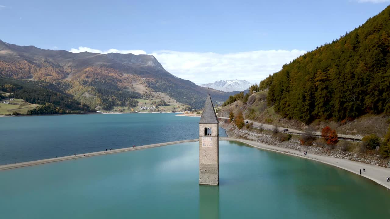 Reschensee (Reschen湖，Lago di Resia)和它在南蒂罗尔的水下教堂视频素材