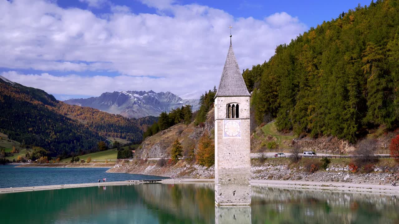 Reschensee (Reschen湖，Lago di Resia)和它在南蒂罗尔的水下教堂视频素材