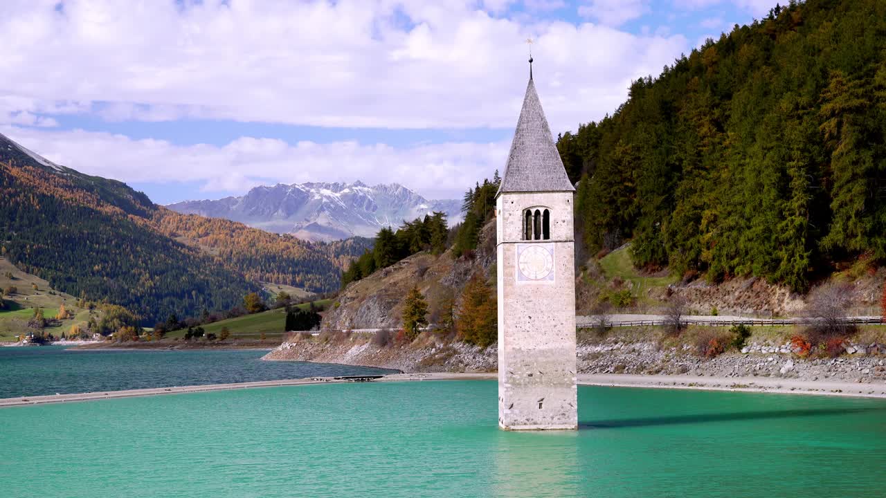 Reschensee (Reschen湖，Lago di Resia)和它在南蒂罗尔的水下教堂视频素材