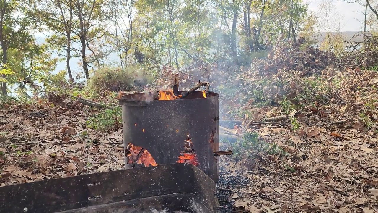 《火》中的营火可以在白天接近视频下载