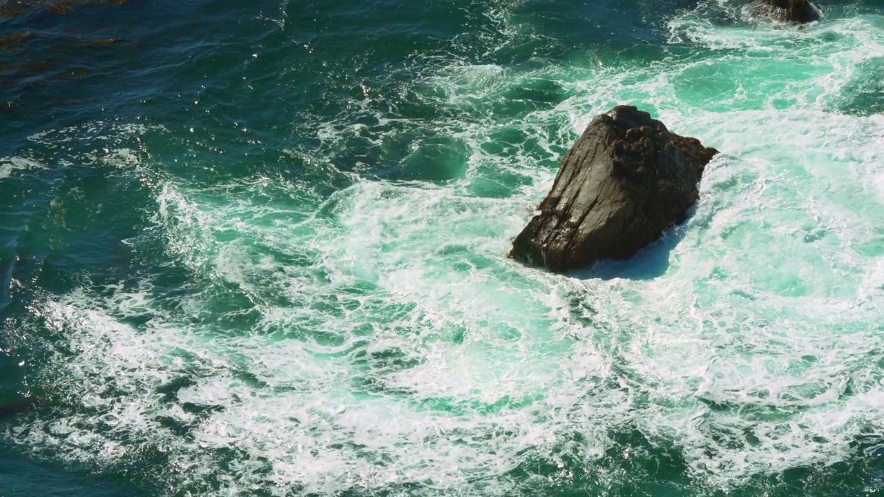 海浪拍打着多岩石的海岸线视频素材