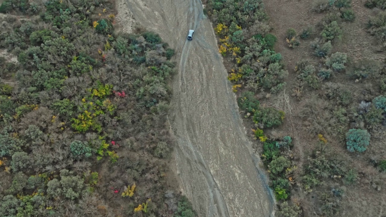 空中覆盖越野4x4车沿砾石小径行驶视频素材