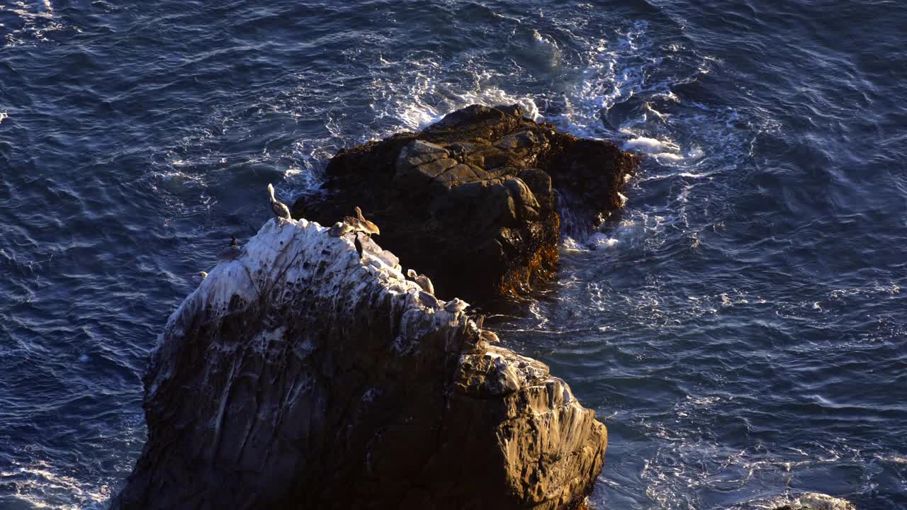 海浪冲击着多岩石的太平洋海岸视频素材