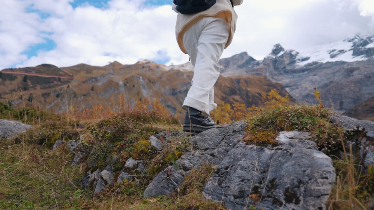 徒步登山的年轻女子视频素材