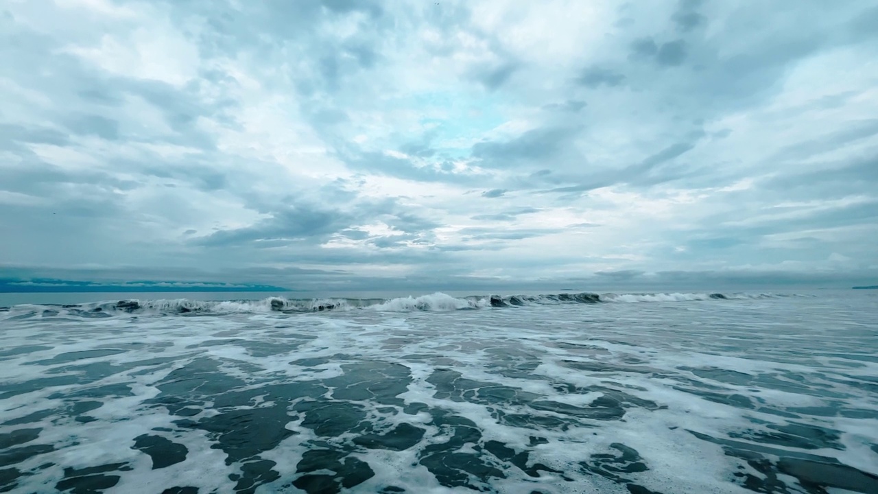 放松的风景，平静和飞溅的海浪翻滚，在海岸上创造泡沫，墨西哥视频素材