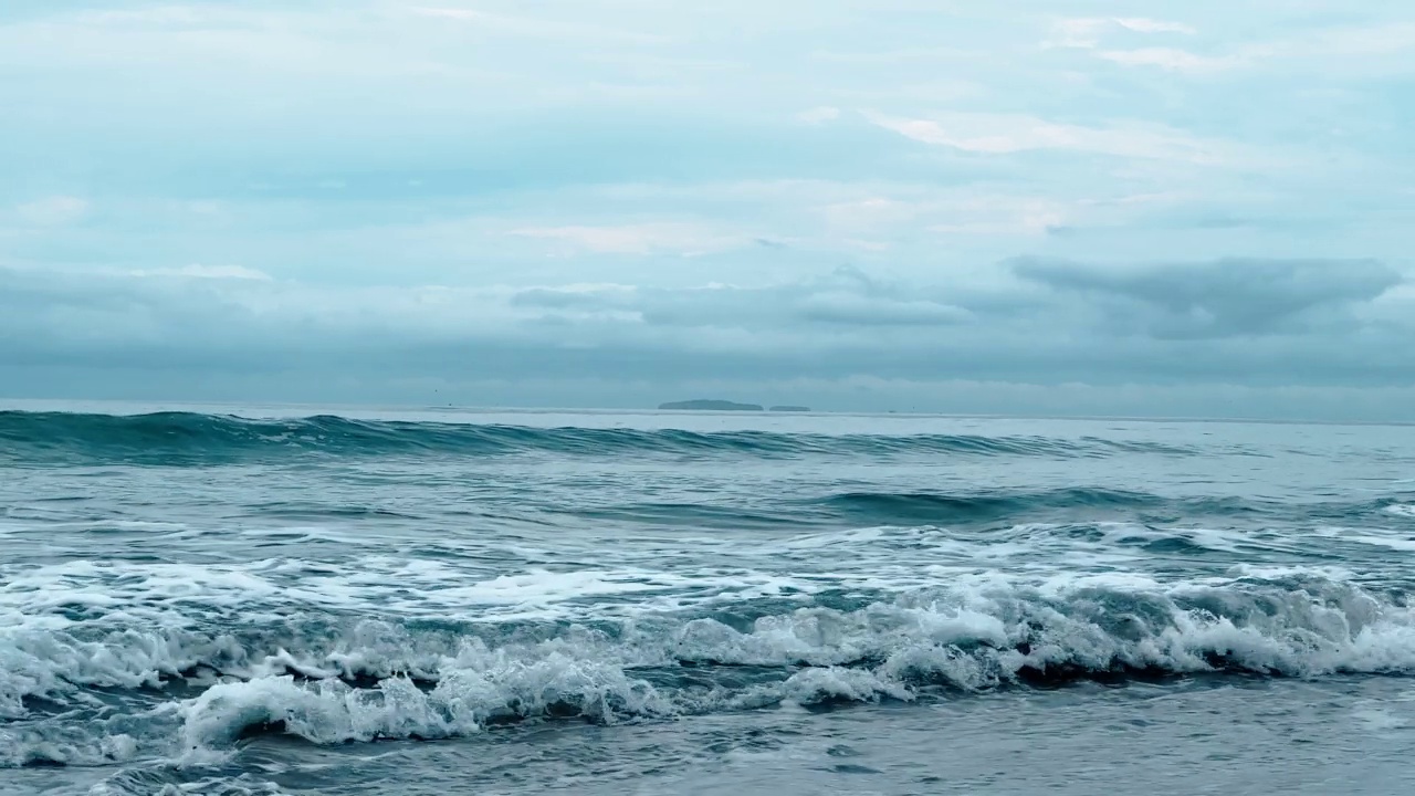 放松的风景，平静和飞溅的海浪翻滚，在海岸上创造泡沫，墨西哥视频素材