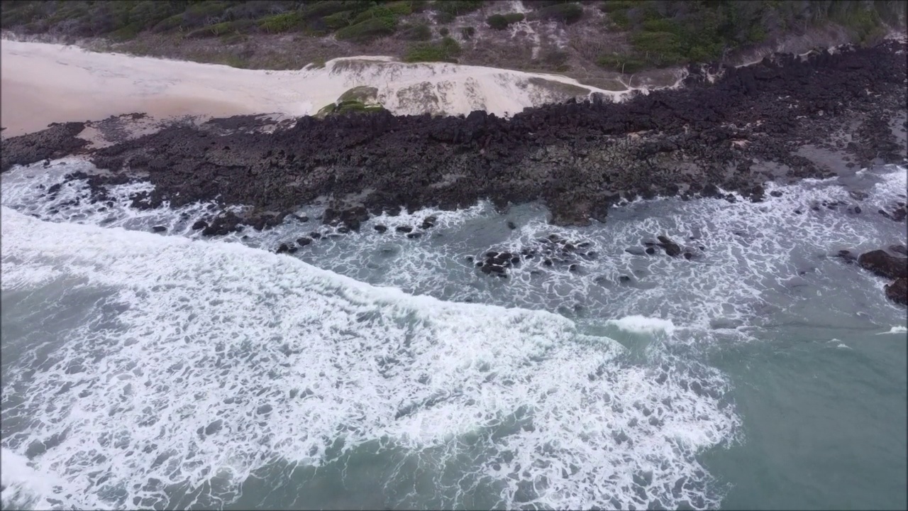 航拍的波浪在海岸海滩的纳塔尔，里约热内卢大北岸，巴西。视频素材