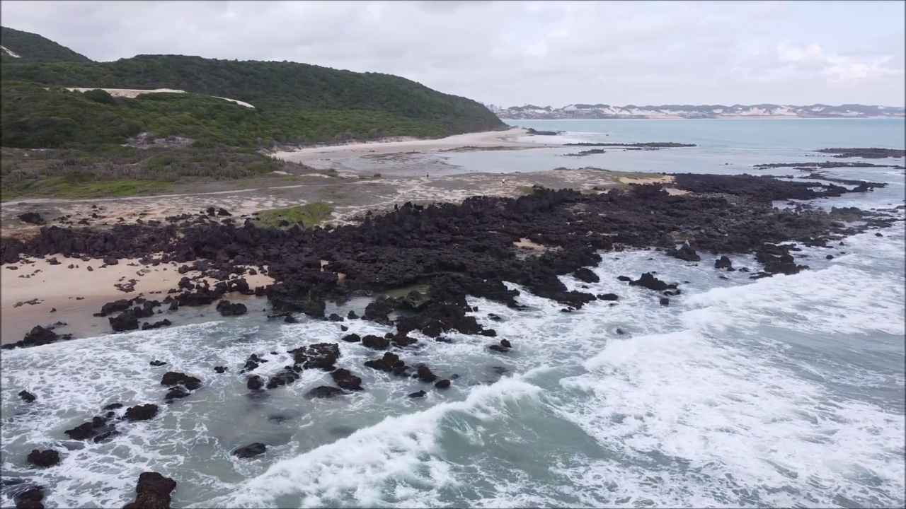 航拍的波浪在海岸海滩的纳塔尔，里约热内卢大北岸，巴西。视频素材