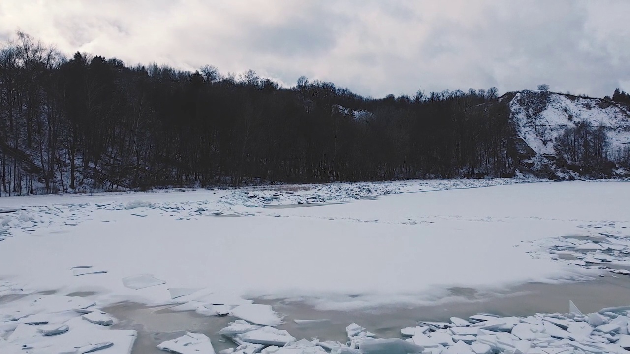 积雪覆盖的河岸上的冰块。视频素材