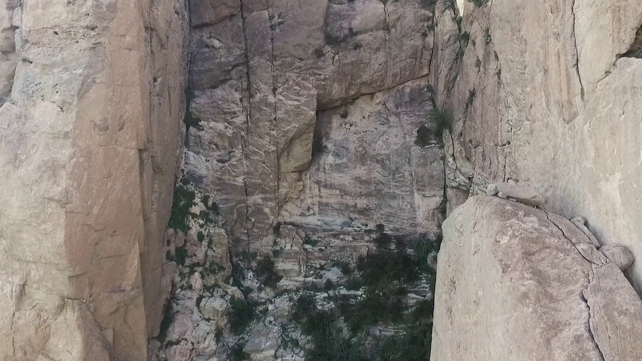 无人机拍摄的沙特阿拉伯北部美丽的山谷和城市美景视频素材