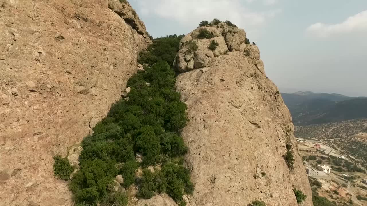 迷人的风景，美丽的山区与沙特阿拉伯的一个村庄视频素材