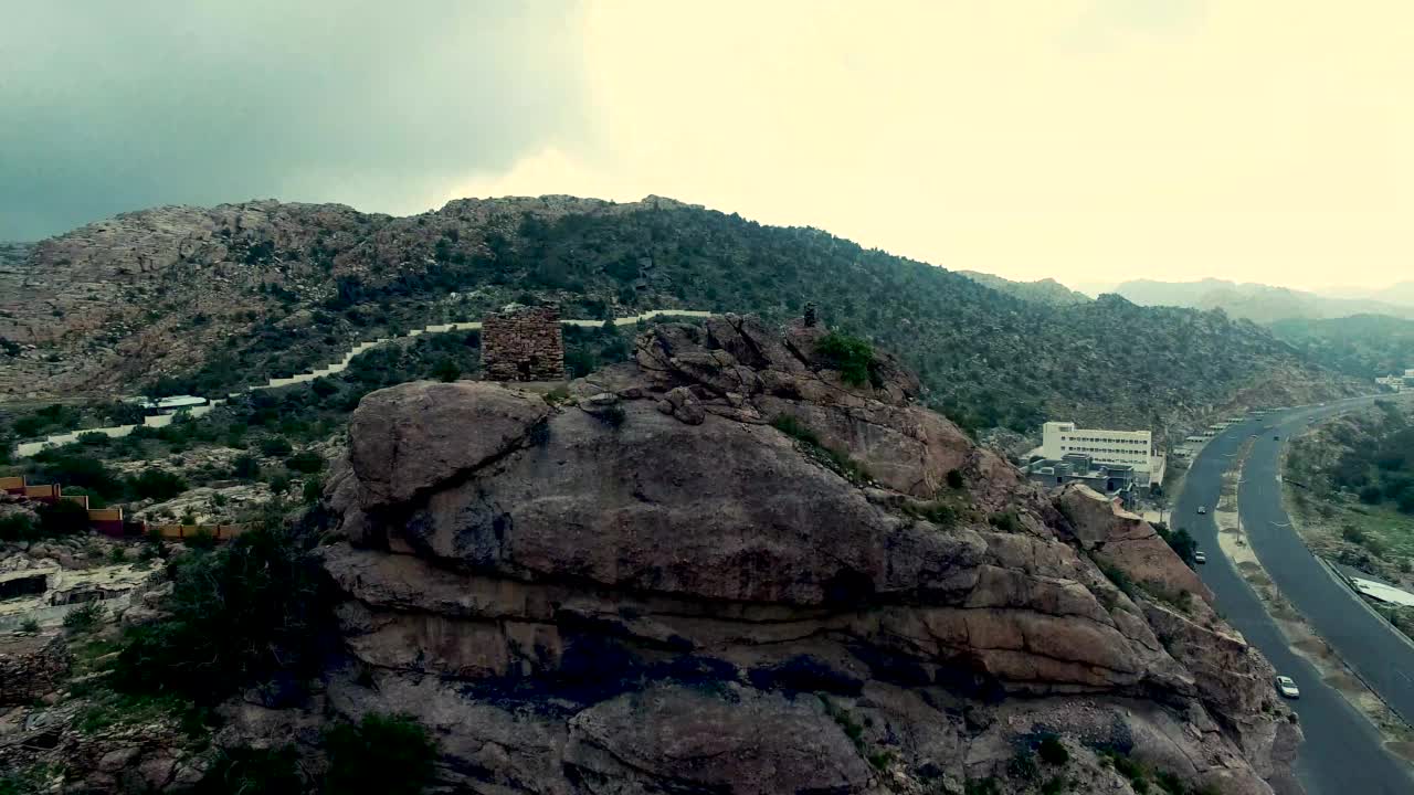 无人机拍摄的沙特阿拉伯北部美丽的山谷和城市美景视频素材