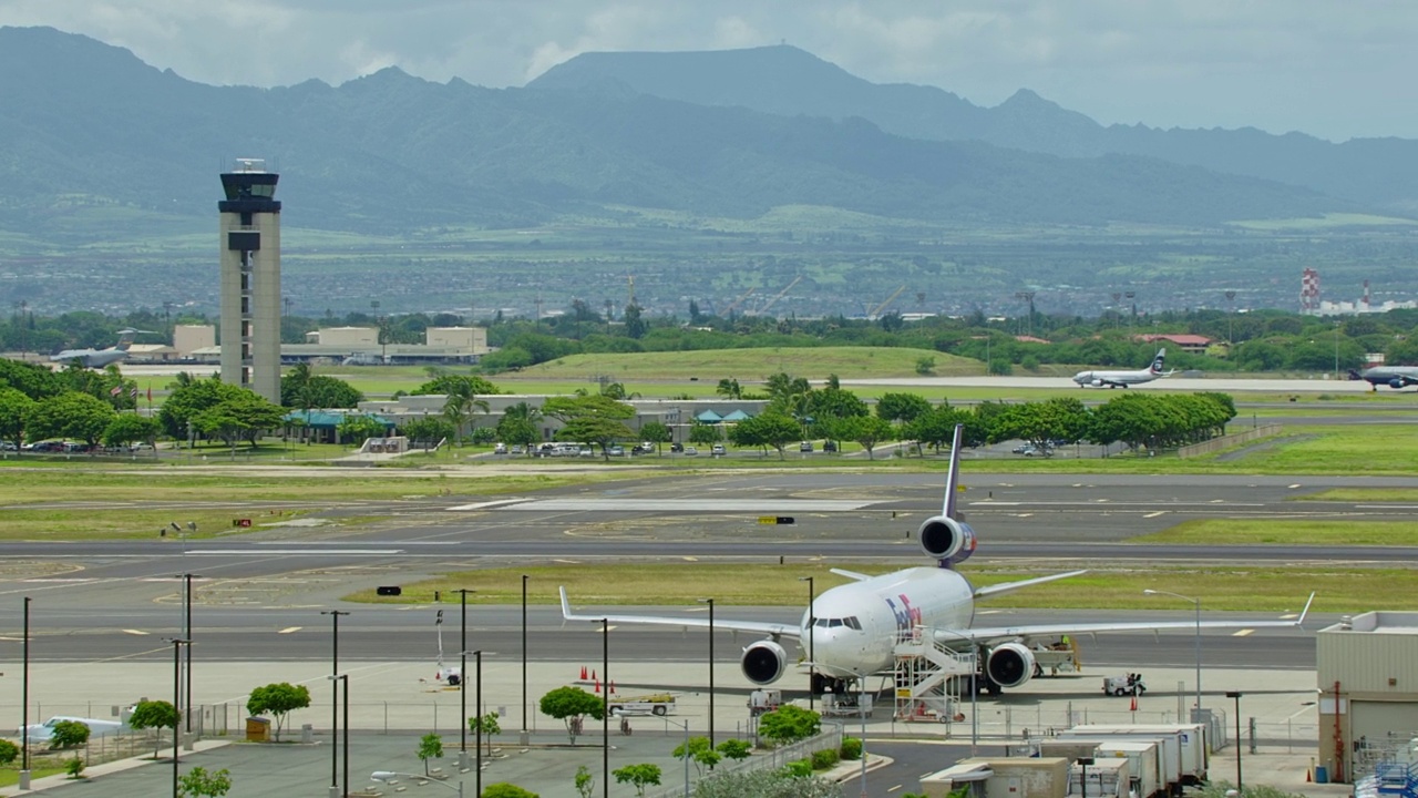 MS HA Aerial PAN TS联邦快递麦道MD-11在夏威夷檀香山HNL滑行视频素材