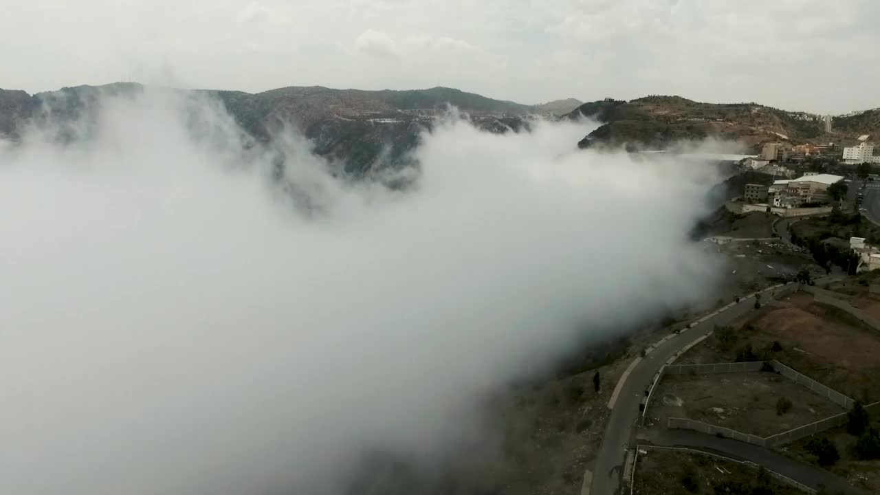 无人机拍摄的沙特阿拉伯北部美丽的山谷和城市美景视频素材