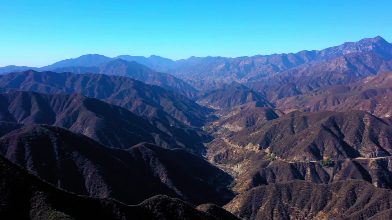 令人惊叹的鸟瞰秃头山与平静的天空上面视频素材