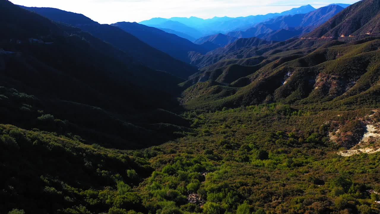 令人惊叹的鸟瞰秃头山与平静的天空上面视频素材