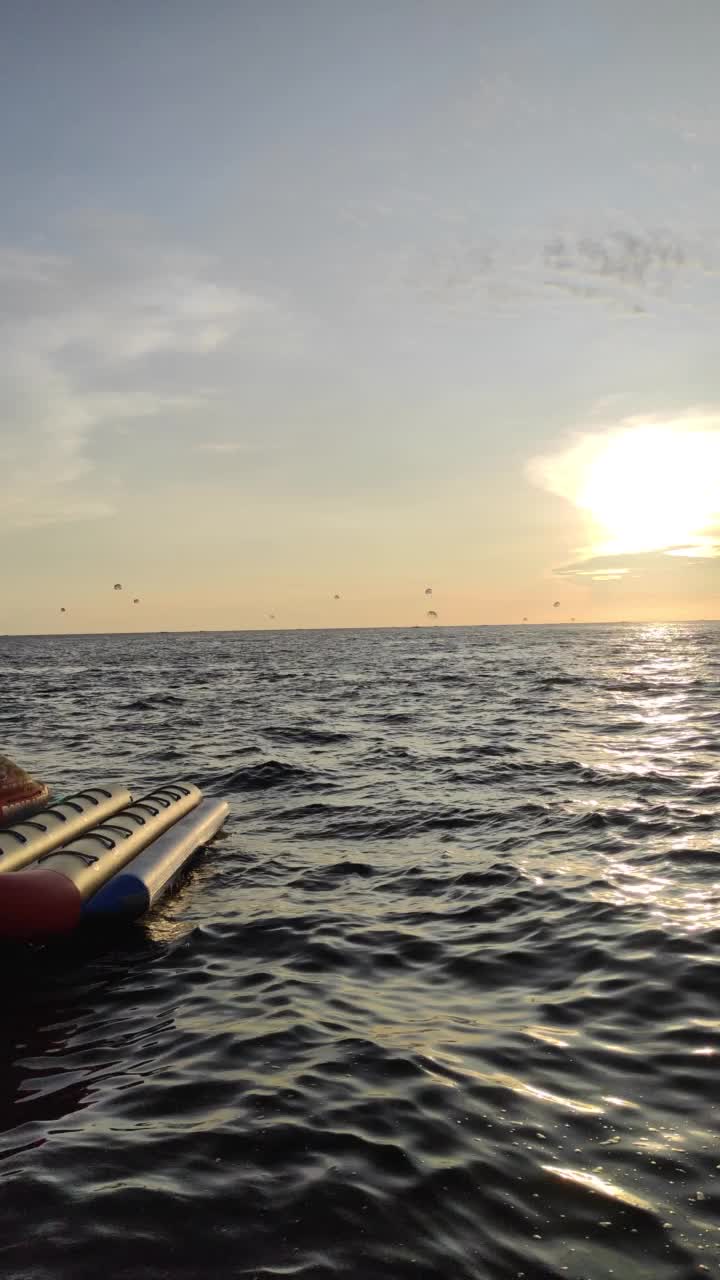 夕阳下海浪般的海面视频素材