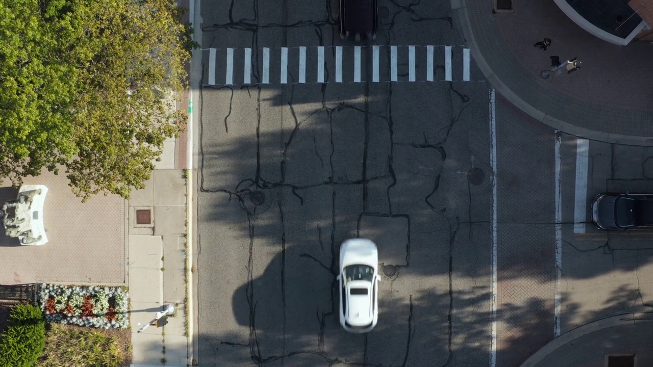 在阳光明媚的日子里，汽车行驶的交通道路俯视图视频素材