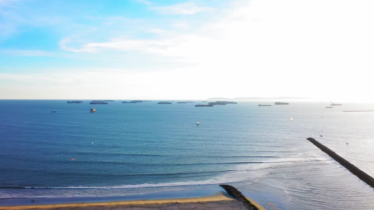 在加利福尼亚州一个阳光明媚的日子，晴朗的天空下海豹海滩的美丽景色视频素材